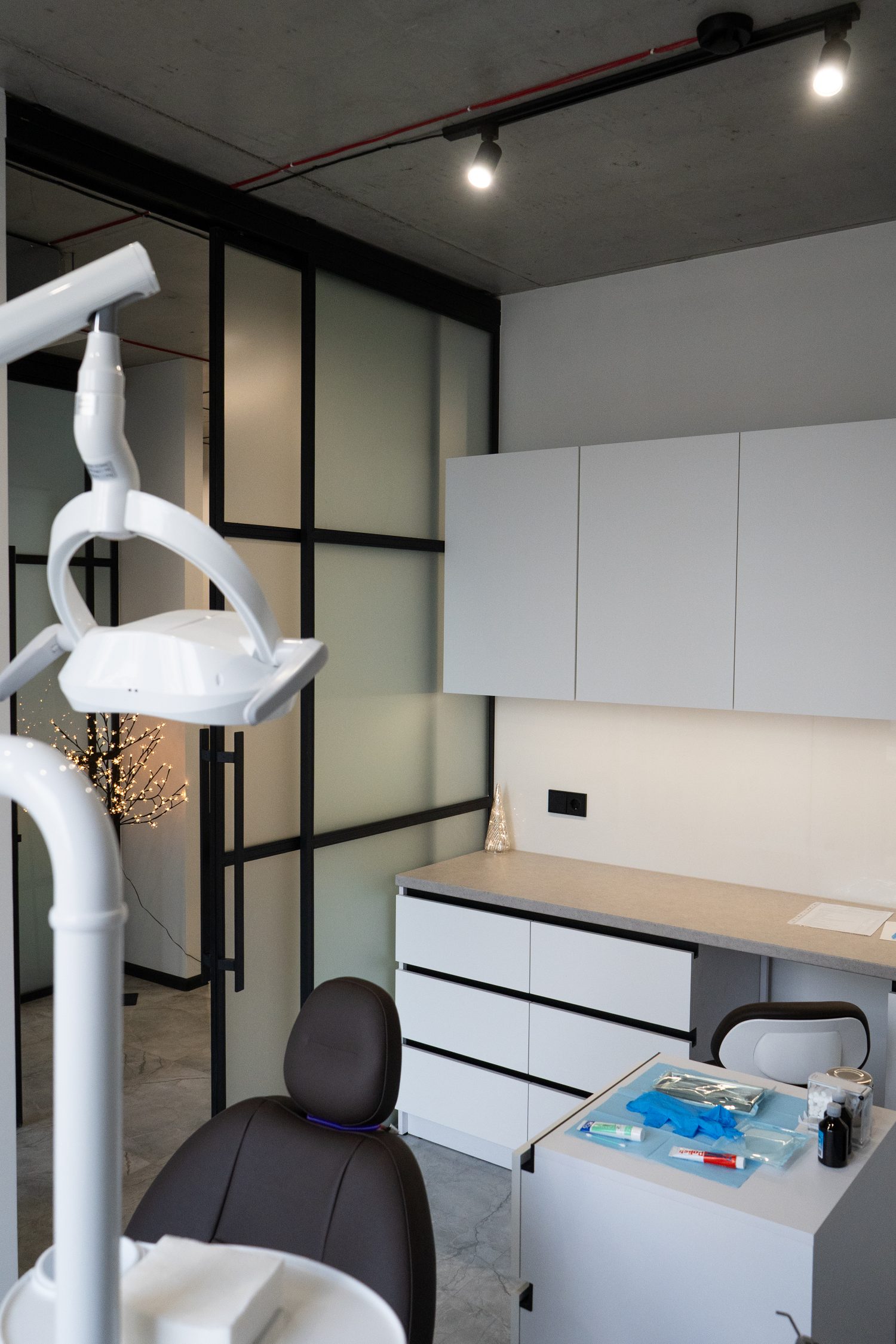 Лікувальний кабінет Diulmezov Dental Clinic зі скляною перегородкою